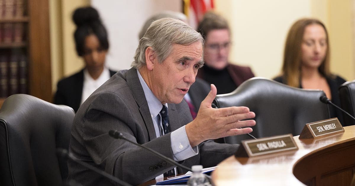 Wyden, Merkley, Salinas: Two Oregon Airports to Receive Combined $641000 in Federal Investment