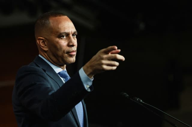 Jeffries says he’s ‘deeply skeptical’ of FISA extension without new privacy protections