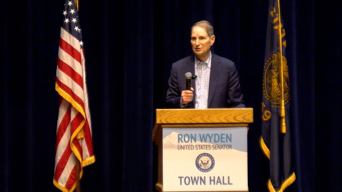 Oregon Senator Ron Wyden raises alarms over child support database access for immigration enforcement